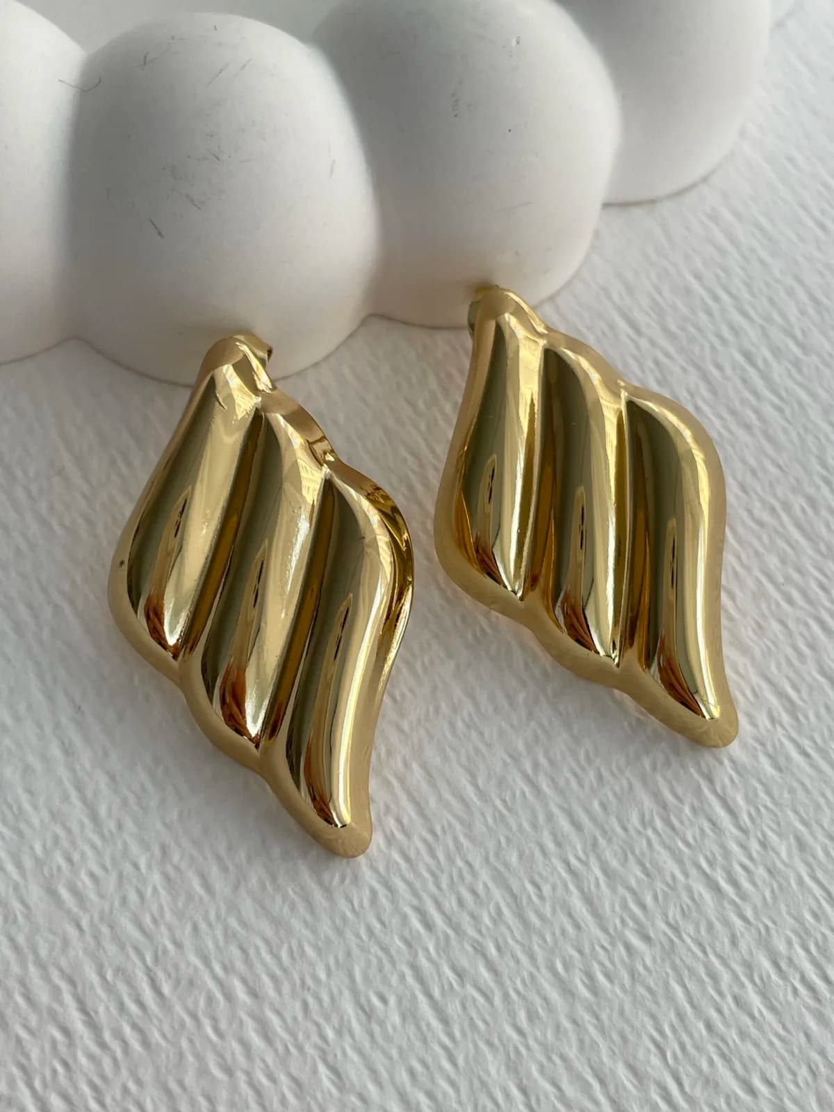Çelik Üçlü Kıvrım Tasarım Gold Küpe