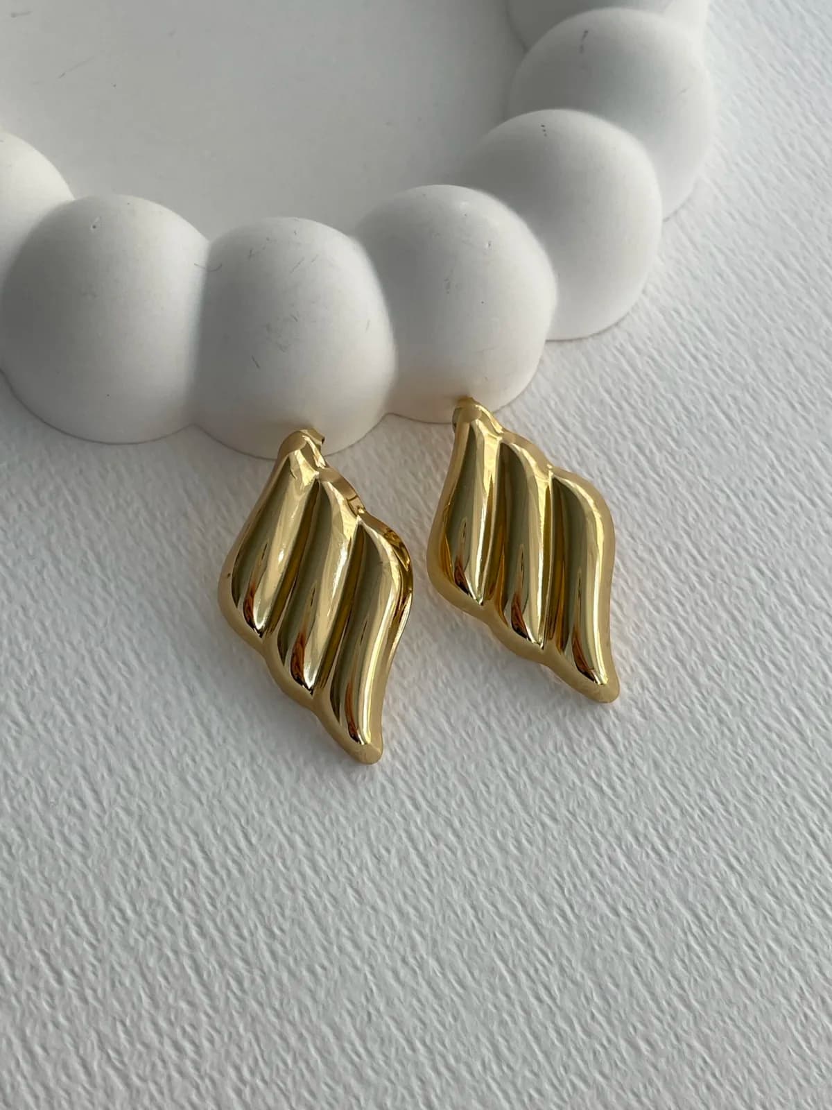 Çelik Üçlü Kıvrım Tasarım Gold Küpe