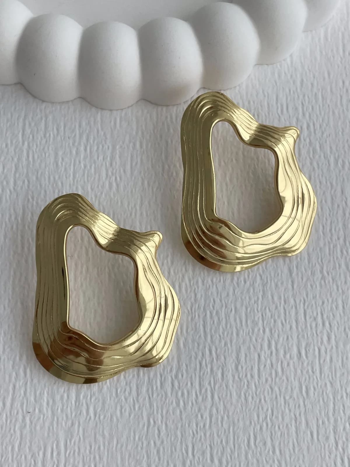 Çelik Desenli Soyut Tasarım Ortası Boş Gold Küpe