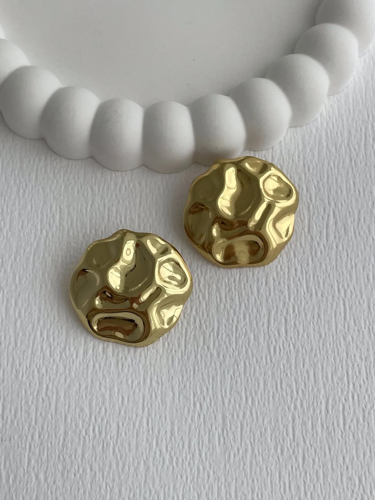 Çelik Soyut Tasarım Yuvarlak Gold Küpe