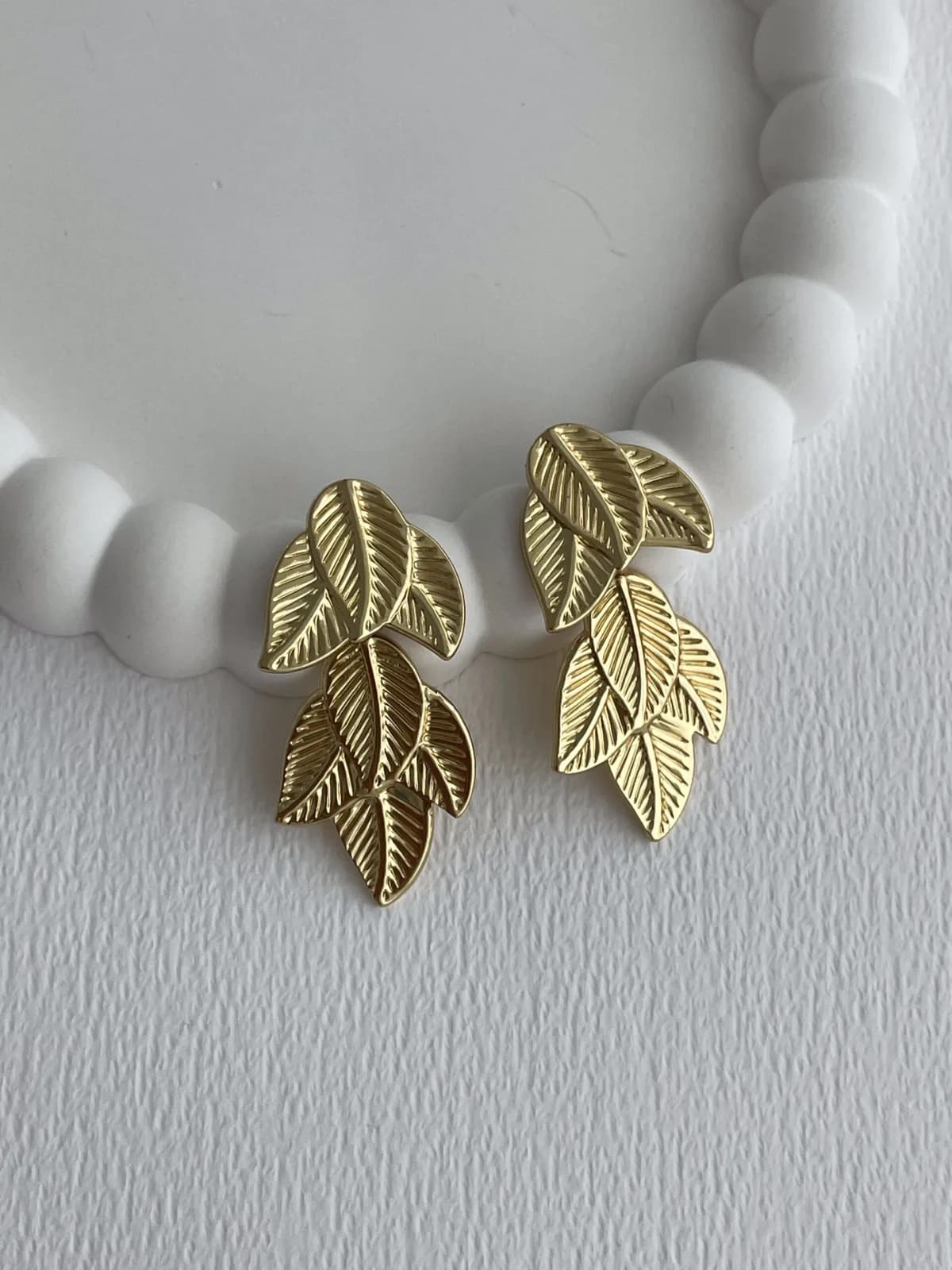 Çelik Desenli Yaprak Tasarım Gold Küpe