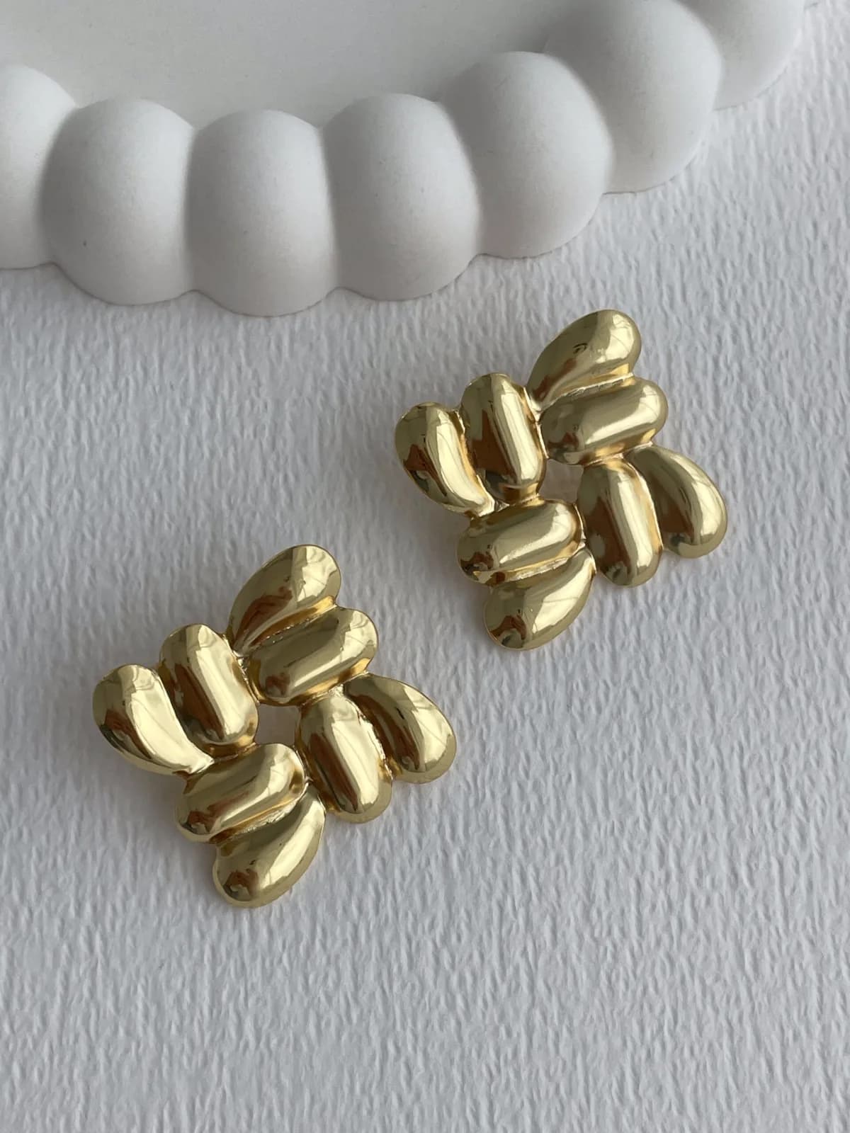 Çelik Kabartmalı Kare Tasarım Gold Küpe
