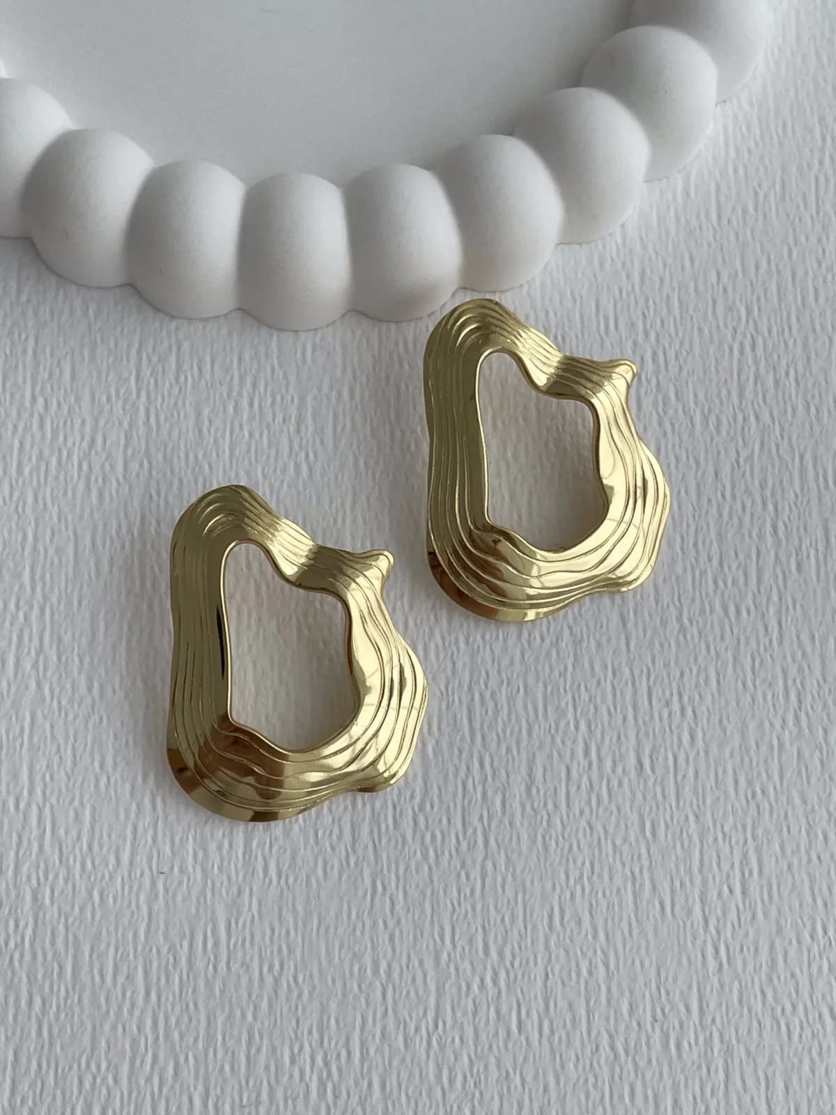 Çelik Desenli Soyut Tasarım Ortası Boş Gold Küpe